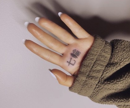 1469818-tatoyaz-lathos-heri-ariana-grandejpg.jpg