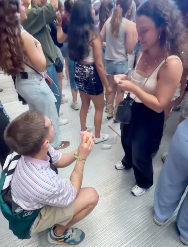 Ο Lucas Bajerski κάνει πρόταση γάμου στη Natália Machado. Ο Lucas Bajerski κάνει πρόταση γάμου στη Natália Machado.