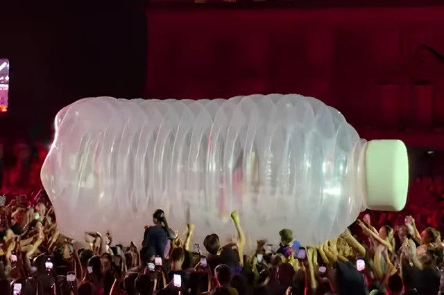 katy-perry-gets-trapped-in-giant-bottle-during-performance-v0-trfjsb53g4si-s0s0kgd3sg0gu-6ekskienbflenwg8.jpg