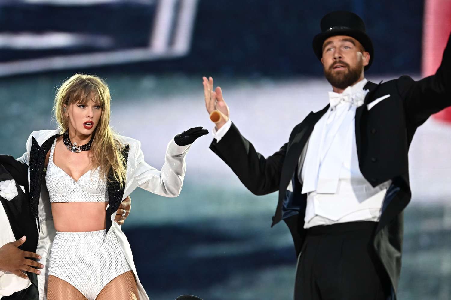 taylor-swift-travis-kelce-062324-1-eaa3815bfd39460fb9bfeb602fa8a8fb.jpg