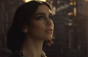 Η Dua Lipa γίνεται «ο άγγελος της μάχης» 