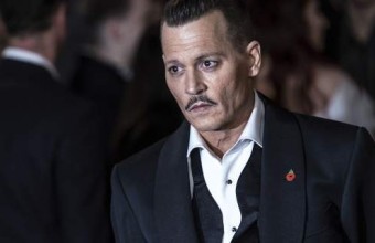 Ο Johnny Depp πήγε (πολύ) μεθυσμένος στην πρεμιέρα του! (video)