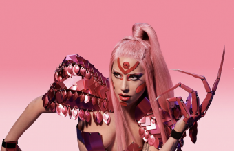 H Lady Gaga σε ρόλο "ντελιβερά"  θέλησε να παραδώσει η ίδια τα αντίτυπα στους fans της!