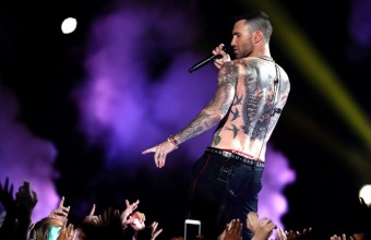 Δείτε την εκρηκτική εμφάνιση των Maroon 5 στο "Super Bowl" 