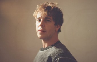 Ο Tom Odell επιστρέφει με το single «numb»!