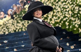 Η Rihanna αποκάλυψε την τρίτη της εγκυμοσύνη στο Met Gala 2025