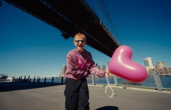 Ο Ed Sheeran πατάει «Play» σε μία νέα εποχή με το «Azizam».