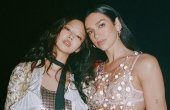 Jennie και Dua Lipa σκορπίζουν λάμψη με το βίντεο του «Handlebars»