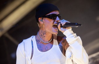 O Justin Bieber επιστρέφει στις συναυλίες μετά την παράλυση του προσώπου του
