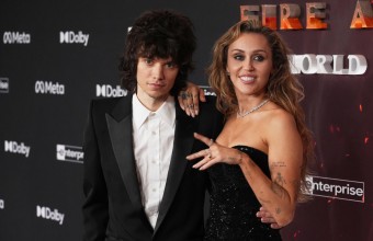 H Miley Cyrus αρραβωνιάστηκε με τον σύντροφό της Maxx Morando 