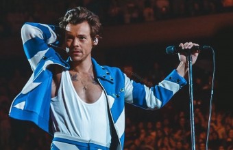 Ο Harry Styles τραυματίστηκε στο μάτι όταν του πέταξαν καραμέλες κατά τη διάρκεια συναυλίας