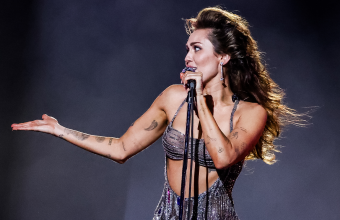 Miley Cyrus: Το «Flowers» είναι το single με τις περισσότερες πωλήσεις παγκοσμίως το 2023