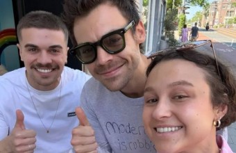 Ζευγάρι συνάντησε τον Harry Styles, την επόμενη μέρα τους αφιέρωσε τραγούδι για την πρόταση γάμου τους