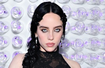 Billie Eilish: Οι γυναίκες με τρομάζουν με την ομορφιά και την παρουσία τους, αλλά με ελκύουν σωματικά