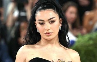 Charli XCX: Γιατί περιορίζει την ευρωπαϊκή περιοδεία της σε μόλις έξι συναυλίες