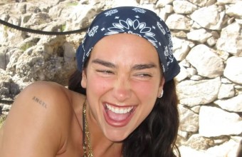Dua Lipa: Νέες φωτογραφίες από τον μήνα του μέλιτος με τον Callum Turner – Η γυμνή πόζα στο μπάνιο που ξεχώρισε