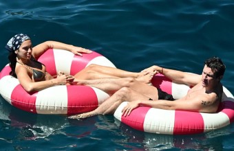 Dua Lipa και Callum Turner: Ρομαντικές στιγμές στην Ακτή Αμάλφι μετά τον γάμο τους