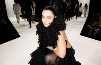 Charli XCX για τη μικτή καταγωγή της: «Δεν ένιωθα ότι ανήκα πραγματικά πουθενά»