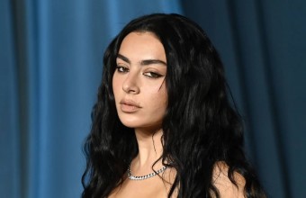 Charli XCX: Το νέο άλμπουμ «Music, Fashion, Film» θα περιλαμβάνει μία και μόνο συνεργασία – «Δεν πρόκειται να τη μαντέψετε»