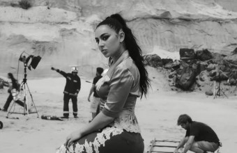 Charli xcx: Στην κορυφή των φυσικών πωλήσεων στις ΗΠΑ για πρώτη φορά με το «Music, Fashion, Film»