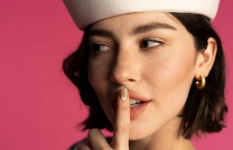 Gracie Abrams: Μιλά ανοιχτά για το προνόμιο του «nepo baby» – «Δεν μεγάλωσα με οικονομικό φόβο»