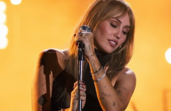 ​  Miley Cyrus: Γιατί θέλει η μουσική της να είναι «απόδραση» από το βάρος της καθημερινότητας
