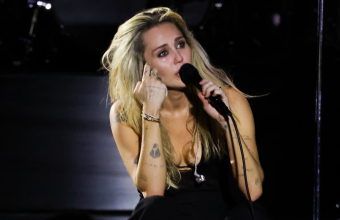 Miley Cyrus: Η συγκινητική αφιέρωση στη Dolly Parton που τη λύγισε στη σκηνή