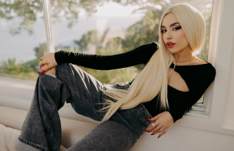 Ava Max: Αποκάλυψε το νέο της χριστουγεννιάτικο άλμπουμ και περιέγραψε το ατύχημα που την έκανε να φοβηθεί για τη φωνή της