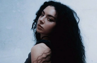 Charli XCX παρουσιάζει το νέο άλμπουμ της στους κινηματογράφους πριν από την κυκλοφορία του