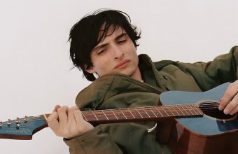 Ο Finn Wolfhard αποχαιρετά το «Stranger Things» και βάζει τη μουσική στο επίκεντρο με το «Fire From The Hip»