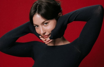 Το «Daughter From Hell» βρίσκει τη Gracie Abrams πιο ειλικρινή από ποτέ