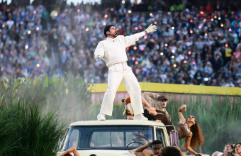 Emmy Awards 2026: Ο Bad Bunny σαρώνει με 7 βραβεία και γράφει ιστορία με το Super Bowl Halftime Show