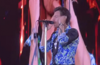 Harry Styles: Συγκίνησε το Wembley με φόρο τιμής στους One Direction και στον Liam Payne μετά το ιστορικό του ρεκόρ
