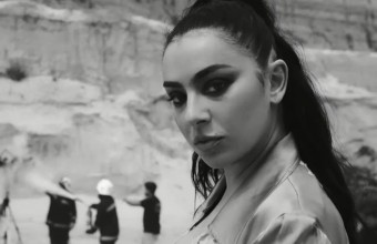 Η Charli xcx κυκλοφόρησε τα πολυπόθητα B-sides του «Music, Fashion, Film» μετά τις πιέσεις των θαυμαστών
