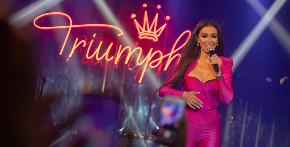 Η TRIUMPH ΚΑΙ Η ΕΛΕΝΗ ΦΟΥΡΕΙΡΑ ΥΜΝΟΥΝ ΤΙΣ ΓΥΝΑΙΚΕΣ ΣΤΗΝ ΠΡΩΤΗ ΕΠΙΣΗΜΗ ΠΑΡΟΥΣΙΑΣΗ ΤΟΥ ΝΕΟΥ ΤΡΑΓΟΥΔΙΟΥ «TRIUMPH»  