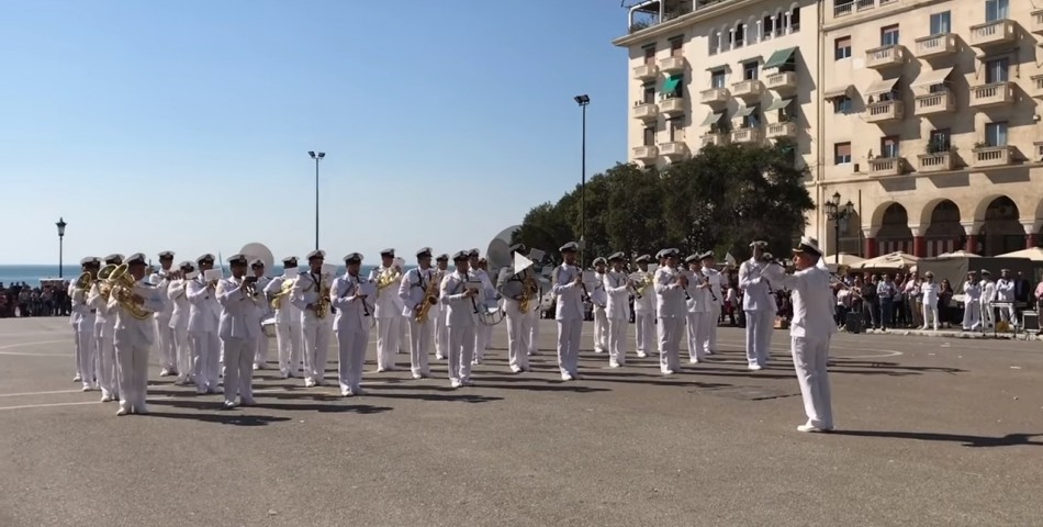 Η μπάντα του Πολεμικού Ναυτικού παίζει το… «Despacito» (video)