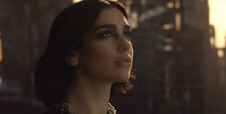 Η Dua Lipa γίνεται «ο άγγελος της μάχης» 