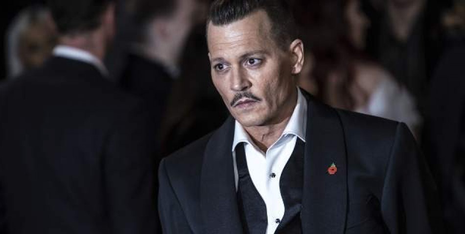 Ο Johnny Depp πήγε (πολύ) μεθυσμένος στην πρεμιέρα του! (video)