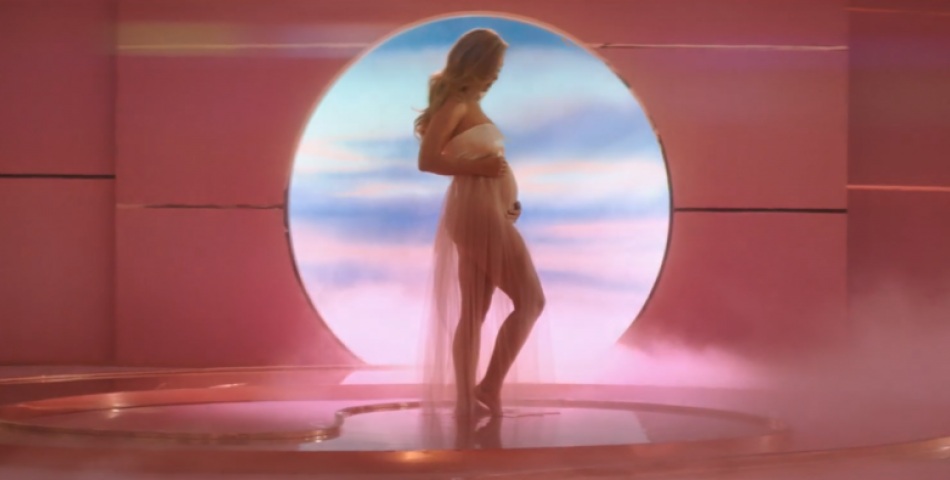 H Katy Perry ανακοινώνει την εγκυμοσύνη της με το video του single «Never Worn White»