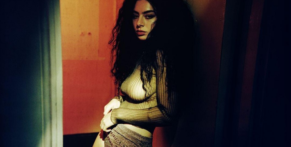 ​Η Charli XCX αποκαλύπτει πώς το πιο επιτυχημένο άλμπουμ της "Brat" την οδήγησε σε δημιουργική κρίση