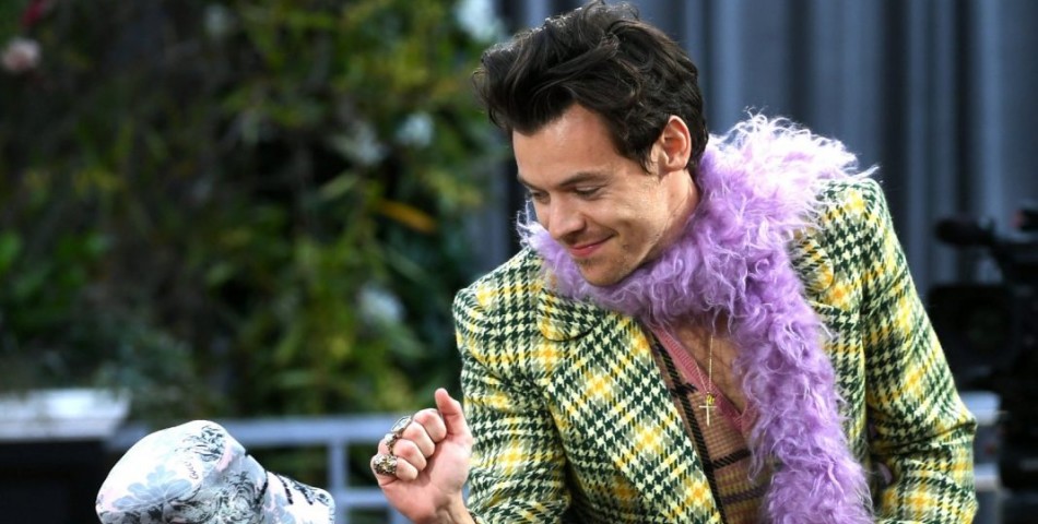 Ο Harry Styles μιλά για την κυκλοφορία της δικής του σειράς προϊόντων ομορφιάς