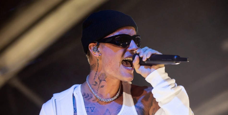 O Justin Bieber επιστρέφει στις συναυλίες μετά την παράλυση του προσώπου του