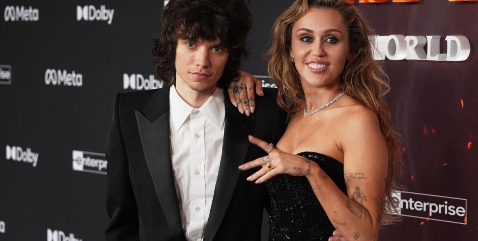 H Miley Cyrus αρραβωνιάστηκε με τον σύντροφό της Maxx Morando 