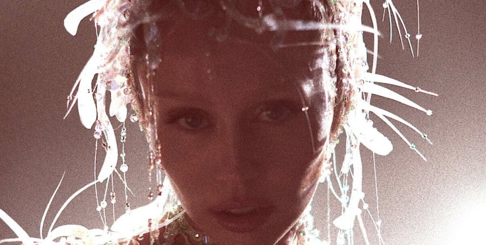 Η Miley Cyrus ανακοινώνει το νέο άλμπουμ «Something Beautiful»