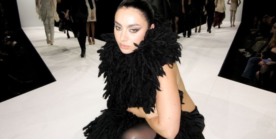 Charli XCX για τη μικτή καταγωγή της: «Δεν ένιωθα ότι ανήκα πραγματικά πουθενά»