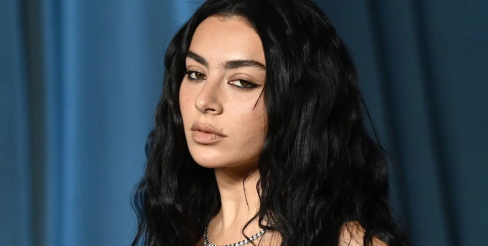 Η Charli xcx εξηγεί την αλήθεια πίσω από το «Rock Music» και αποκαλύπτει τον «εφιάλτη» του εξωφύλλου του νέου άλμπουμ