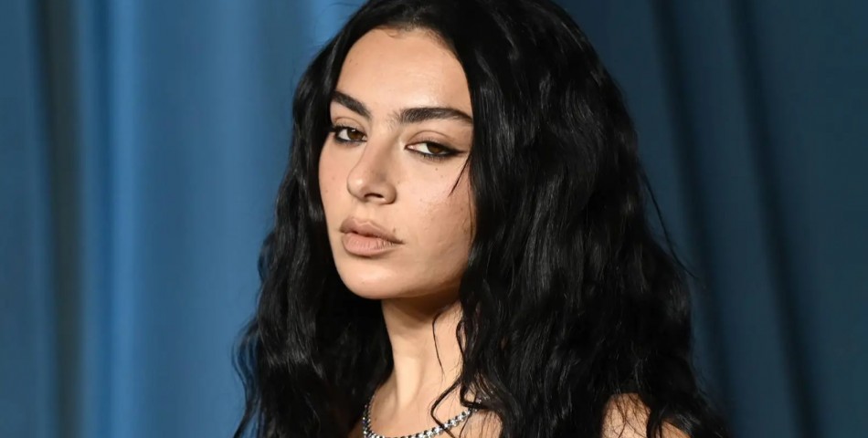 Charli XCX: «Βρίσκομαι στο χειρότερο σημείο που έχω βρεθεί ψυχικά» – Η ειλικρινής εξομολόγηση για την πίεση της επιτυχίας