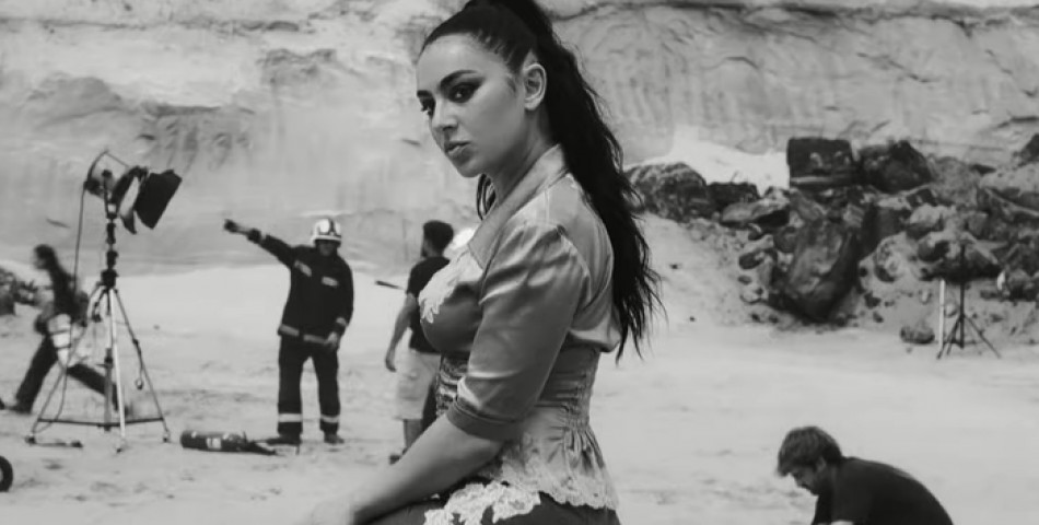 Charli xcx: Στην κορυφή των φυσικών πωλήσεων στις ΗΠΑ για πρώτη φορά με το «Music, Fashion, Film»