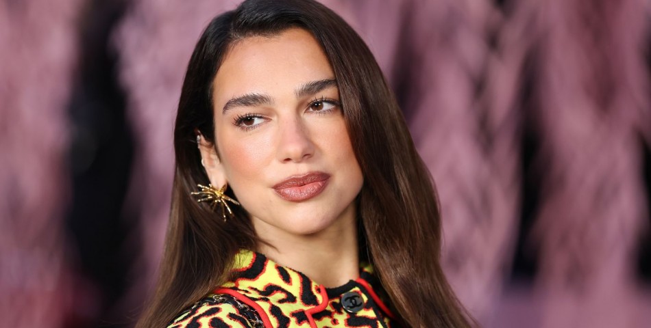 Η Dua Lipa εγκαινιάζει βιβλιοθήκη με απαγορευμένα βιβλία στην Πορτογαλία