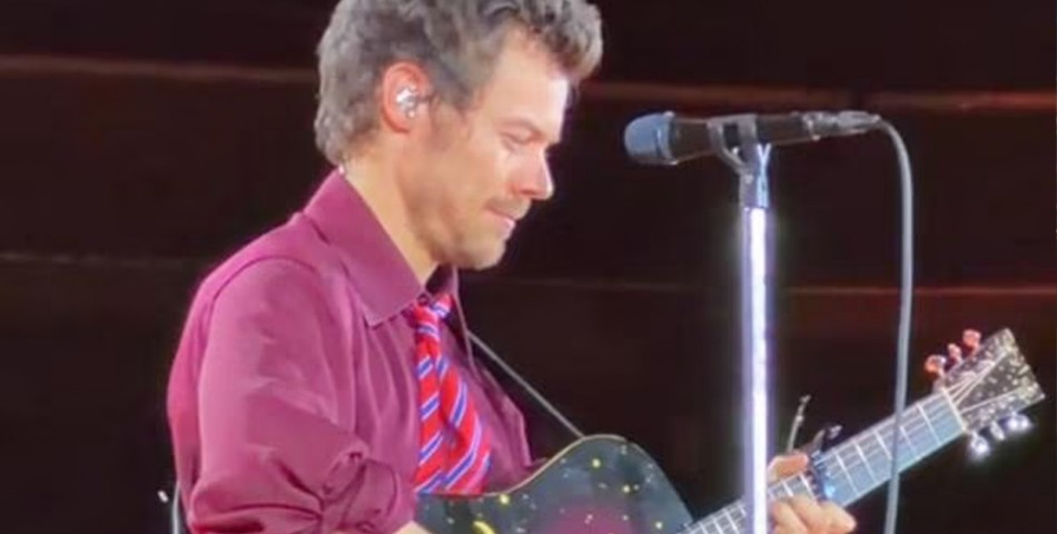 Ο Harry Styles ξεχασε τους στίχους στη σκηνή και τον... έσωσε θαυμάστρια από την πρώτη σειρά